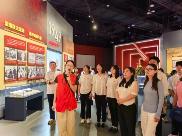 爱游戏(ayx)中国官方网站开展“喜迎国庆·探红色摇篮”主题党日活动