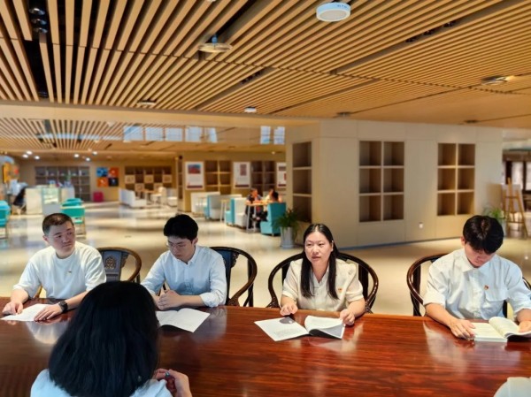 爱游戏(ayx)中国官方网站开展“喜迎国庆·探红色摇篮”主题党日活动